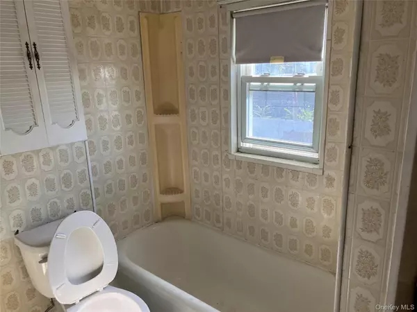 Floral Park, NY 11001,24302 Superior