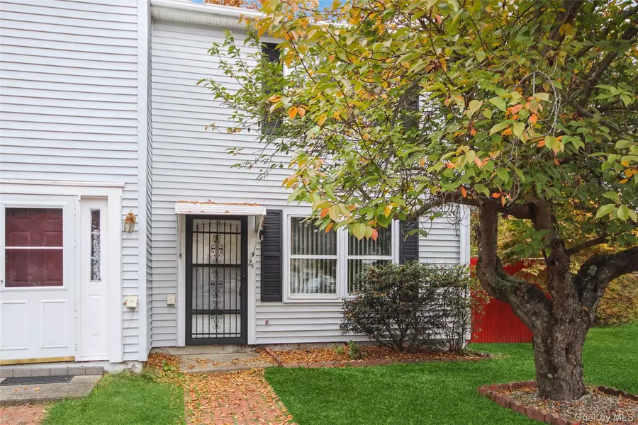 24 Greenhouse LN, Poughkeepsie, NY 12603