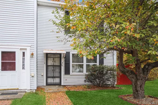 24 Greenhouse LN, Poughkeepsie, NY 12603