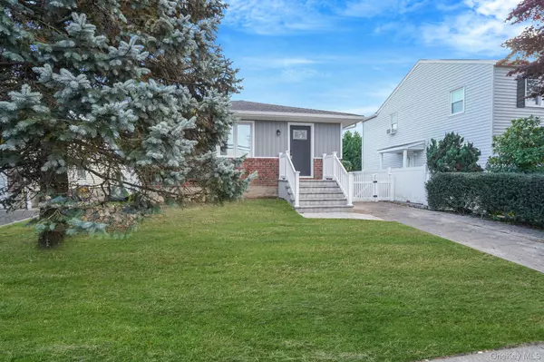 Massapequa, NY 11758,116 Parkhill AVE