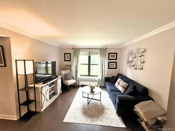 Great Neck, NY 11021,5 Terrace CIR #1G