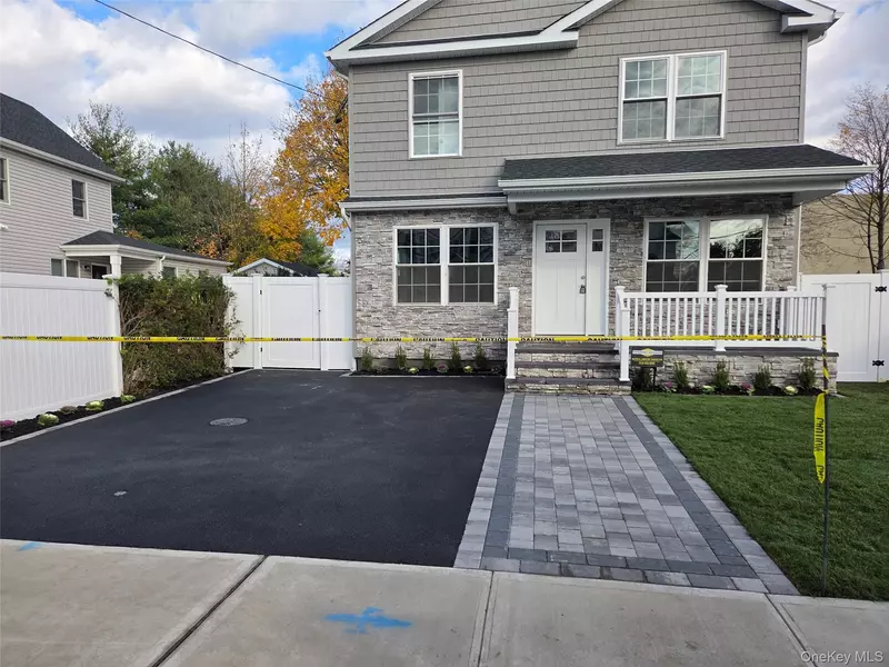 25 Maple PL, Hicksville, NY 11801