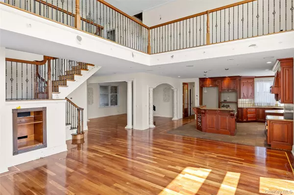 Massapequa, NY 11758,4 Sutton PL