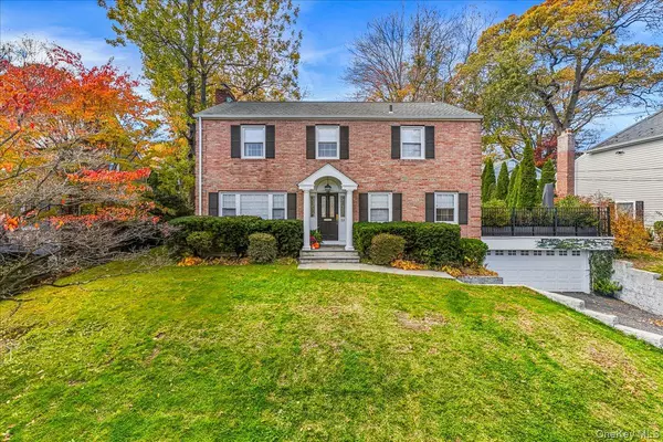 53 Stuart PL, Manhasset, NY 11030