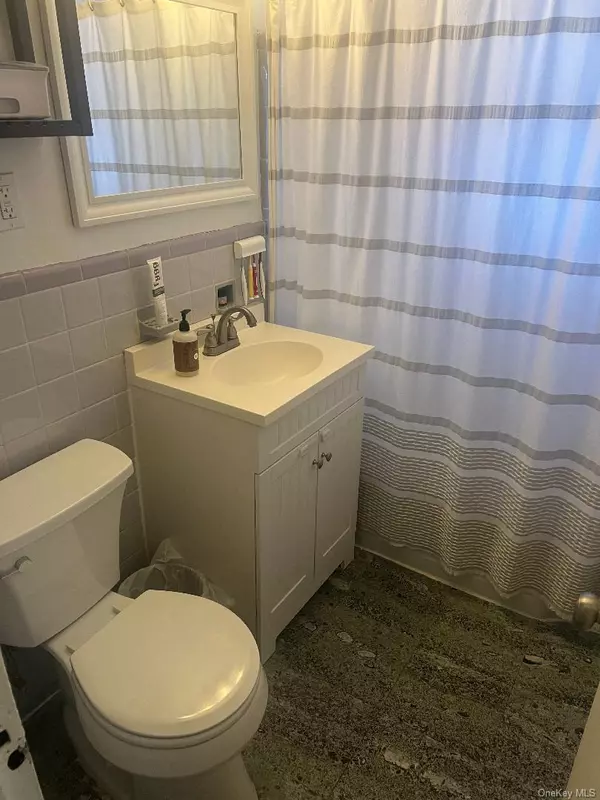 Howard Beach, NY 11414,81-49 156 AVE #2R