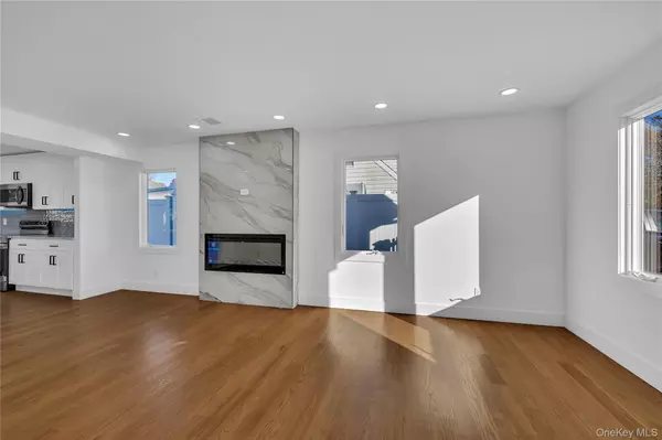 Levittown, NY 11756,22 Family LN