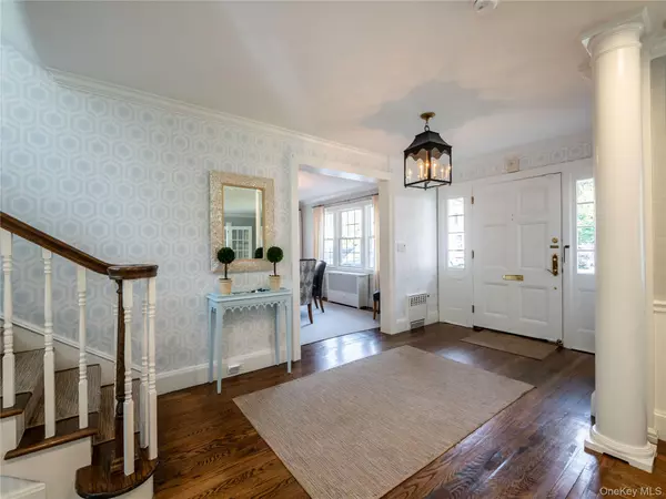 Manhasset, NY 11030,39 Hawthorne PL