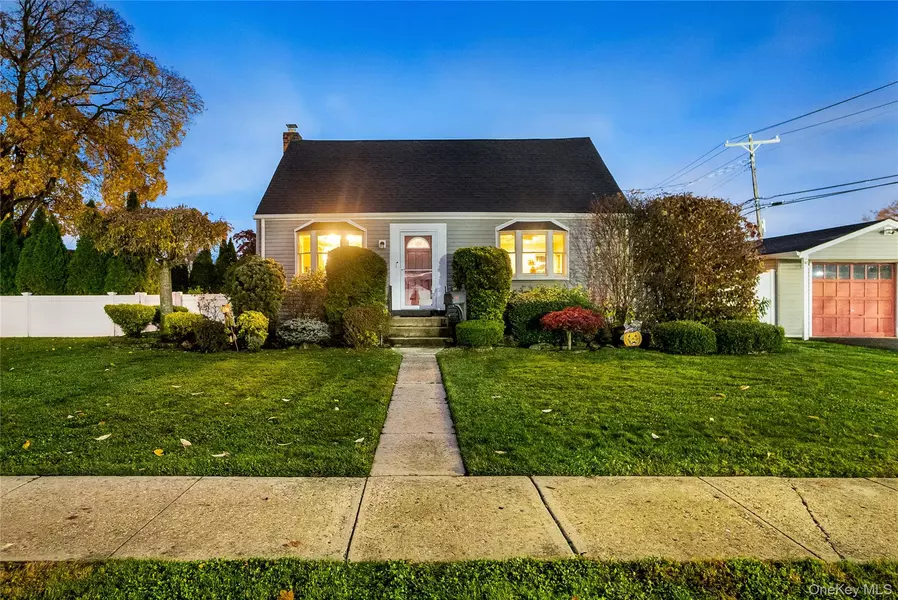 186 Robin PL, Levittown, NY 11756