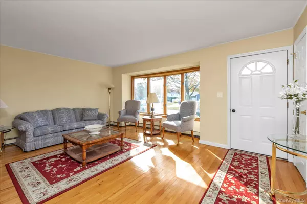 Commack, NY 11725,3 Gardenia DR