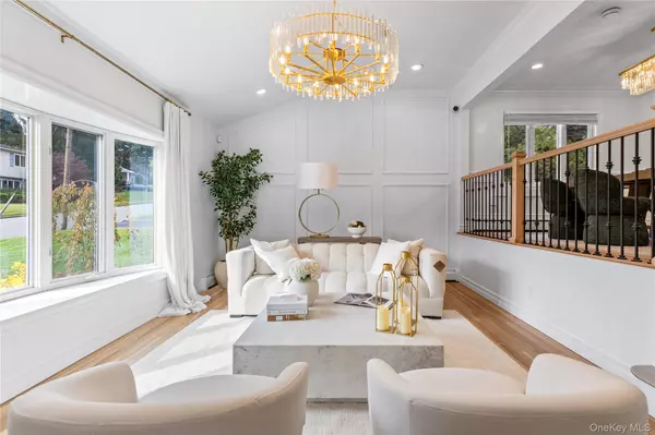 4 Long Ridge RD, Plainview, NY 11803