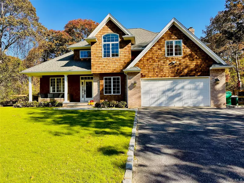 10 Ginny LN, Hampton Bays, NY 11946