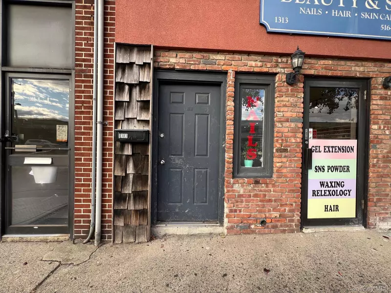 1313 Jericho TPKE #Front Apt, New Hyde Park, NY 11040