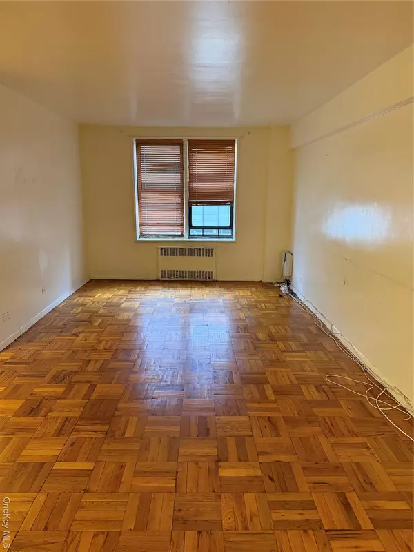 Hollis, NY 11423,88-30 182nd ST #1H