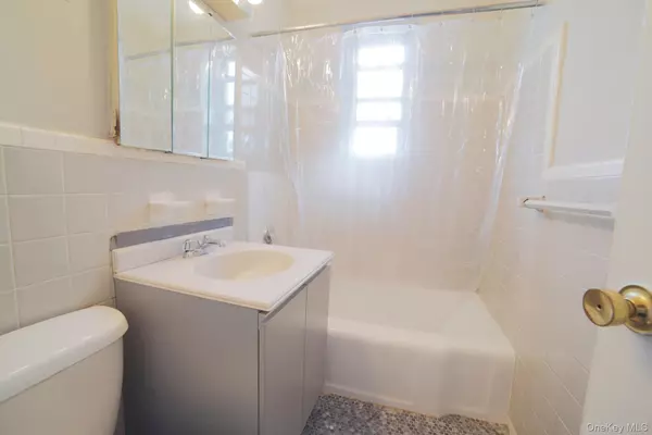 Bronx, NY 10471,5621 Netherland AVE #5C