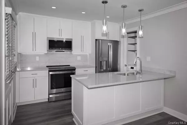 Massapequa, NY 11758,23 Weaver DR #09-8O