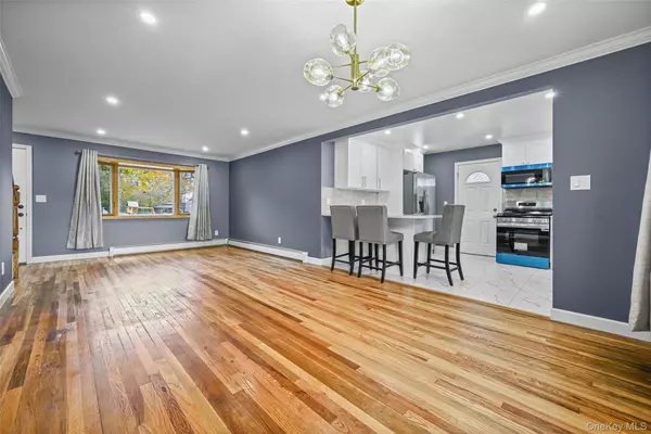 Westbury, NY 11590,48 Circle Dr