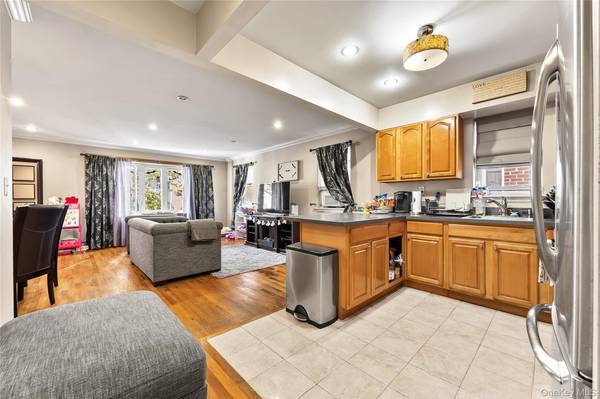 Fresh Meadows, NY 11365,5118 199th ST