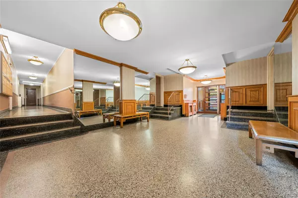 Briarwood, NY 11435,140-18 burden crescent #305