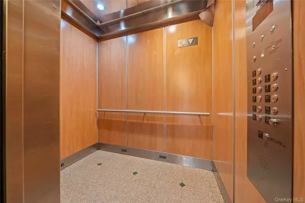 Briarwood, NY 11435,140-18 burden crescent #305