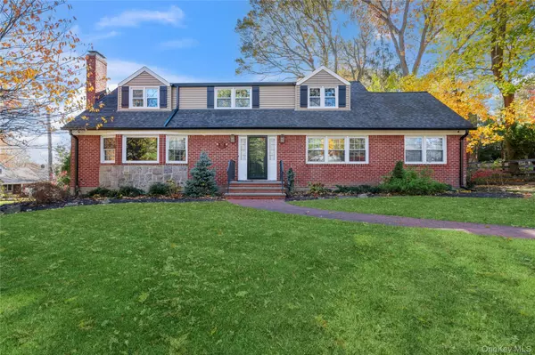 12 Mallard CV, Centerport, NY 11721