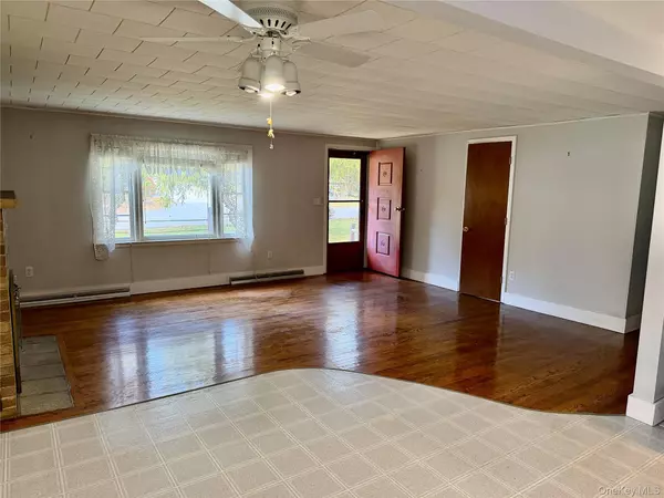 Poughkeepsie, NY 12601,4 Cherry LN