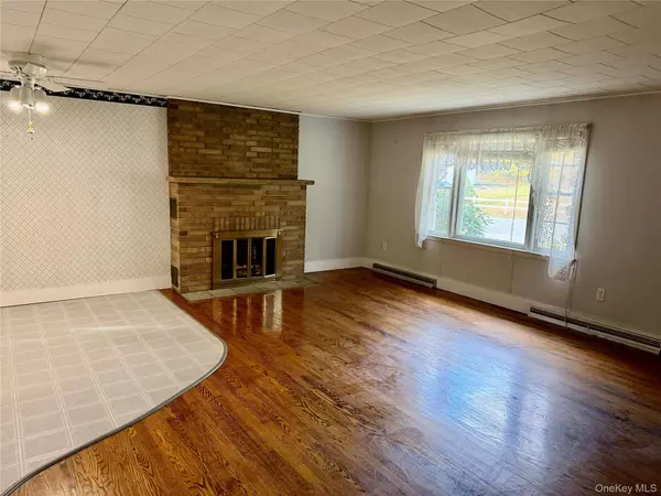 Poughkeepsie, NY 12601,4 Cherry LN