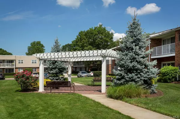 Westbury, NY 11590,65 Westwood DR #93