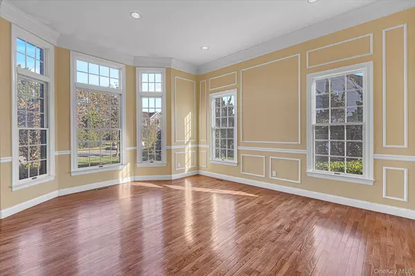 Dix Hills, NY 11746,135 Elmwood DR