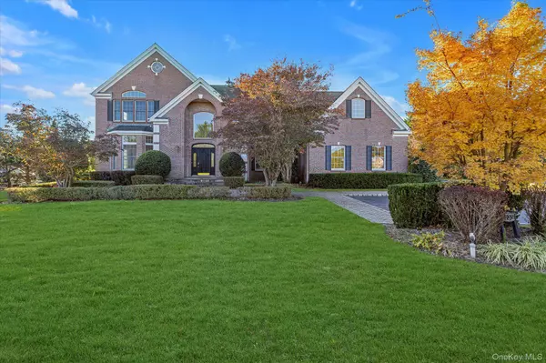 135 Elmwood DR, Dix Hills, NY 11746