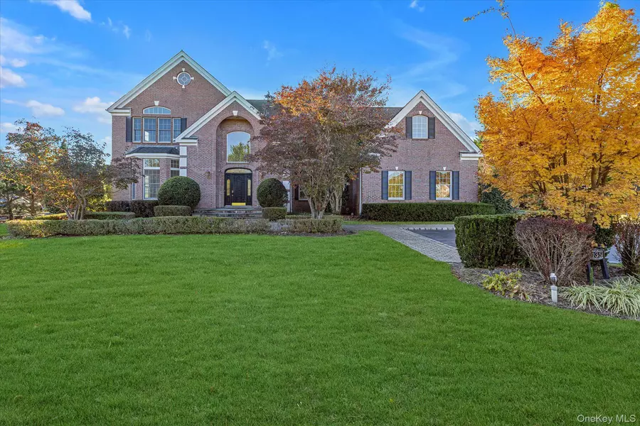 135 Elmwood DR, Dix Hills, NY 11746