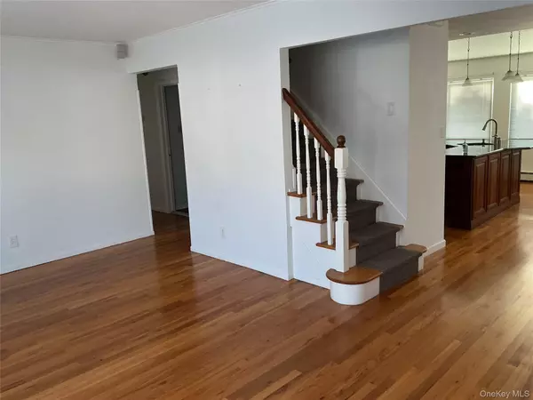 Farmingdale, NY 11735,4 Hitchcock LN