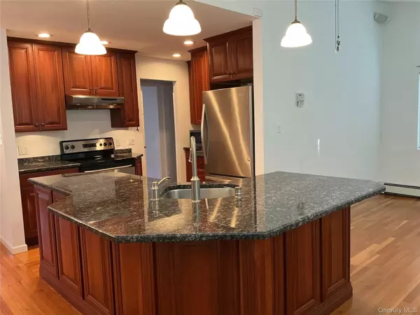 Farmingdale, NY 11735,4 Hitchcock LN