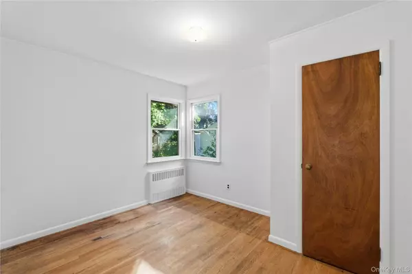 Albertson, NY 11507,65 Grant AVE