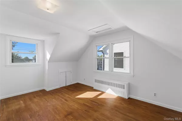 Albertson, NY 11507,65 Grant AVE