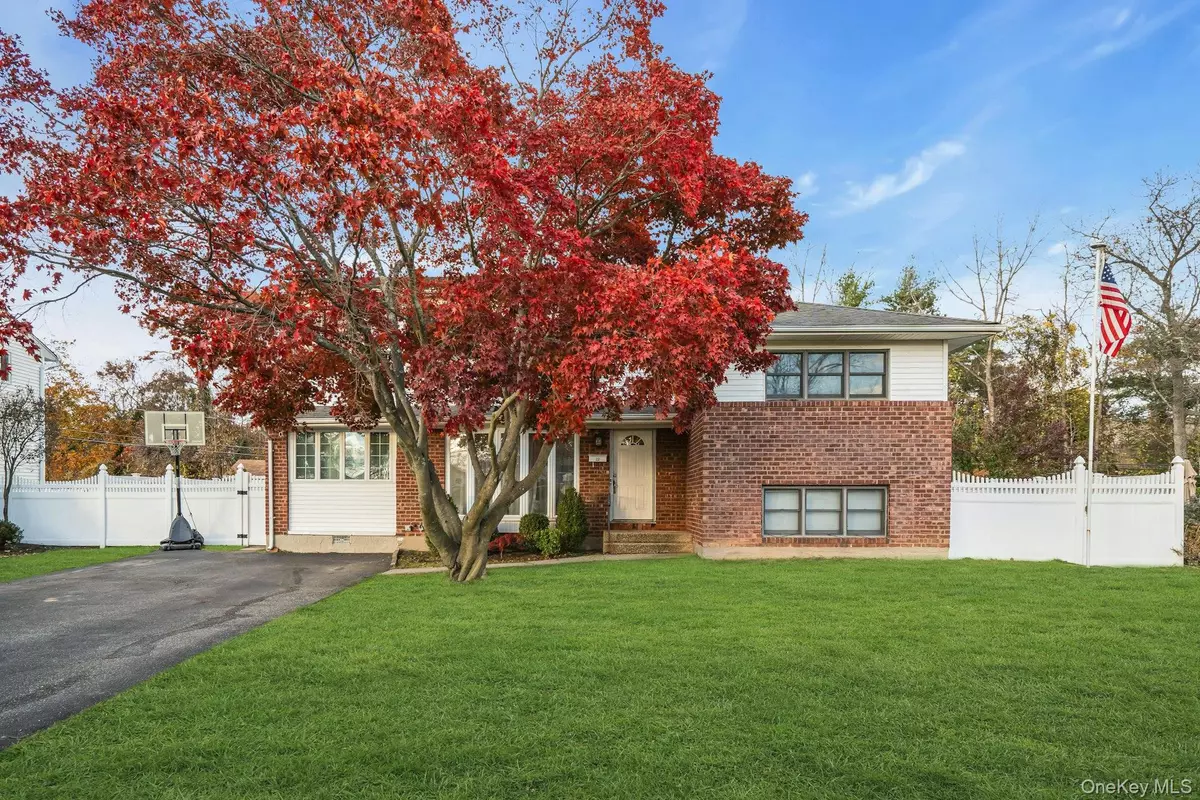 Commack, NY 11725,22 Schuyler DR