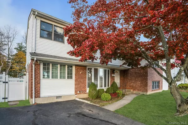 Commack, NY 11725,22 Schuyler DR