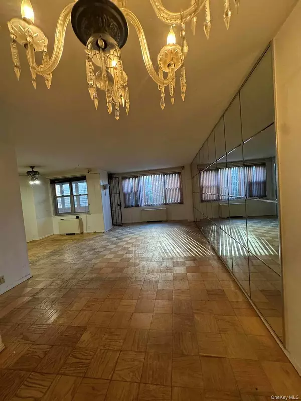 Forest Hills, NY 11375,70-25 Yellowstone Blvd #1 Y