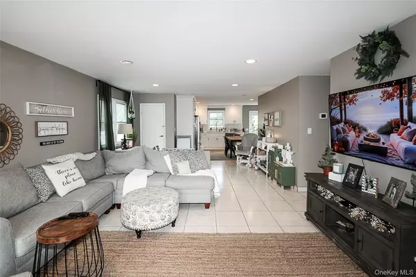 Westbury, NY 11590,83 Lexington AVE