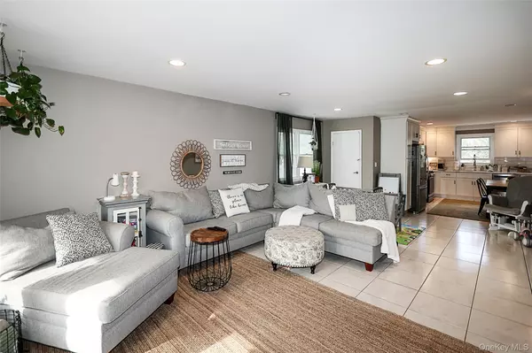 Westbury, NY 11590,83 Lexington AVE