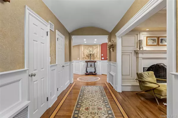 Woodbury, NY 11797,12 Orchard DR