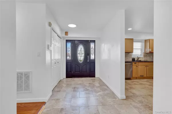 Syosset, NY 11791,2 Bluebird Dr