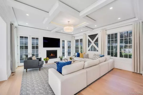 Manhasset, NY 11030,207 Mill Spring RD