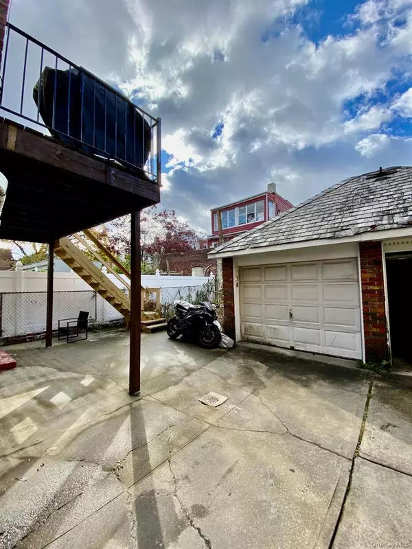 Bronx, NY 10469,2527 Laconia AVE