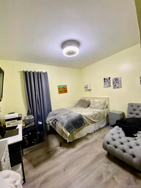 Bronx, NY 10469,2527 Laconia AVE