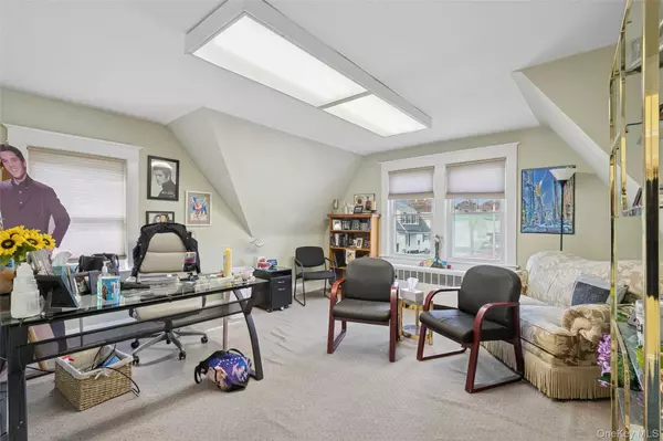 Smithtown, NY 11787,12 Manor RD