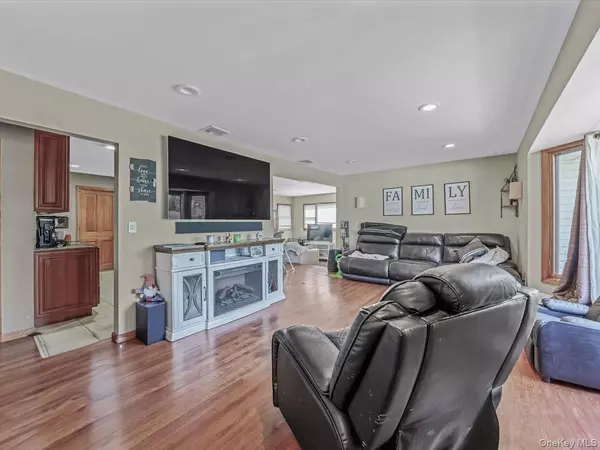 Commack, NY 11725,4 Whitebirch LN
