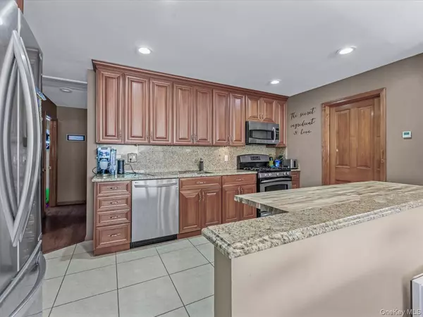 Commack, NY 11725,4 Whitebirch LN