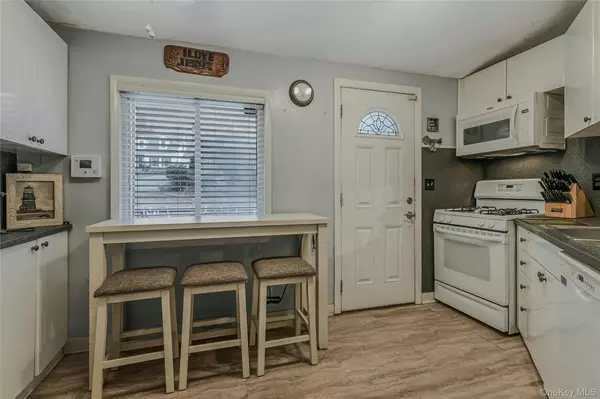 Baiting Hollow, NY 11933,133 Oak DR