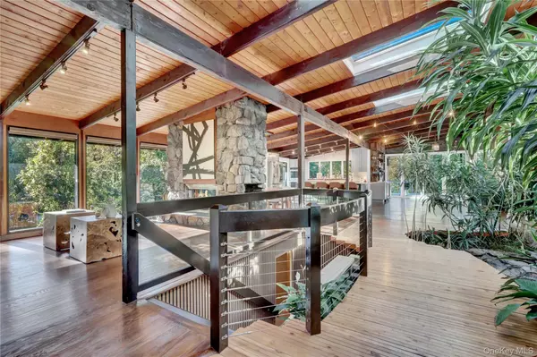 Smithtown, NY 11787,131 Oakside DR