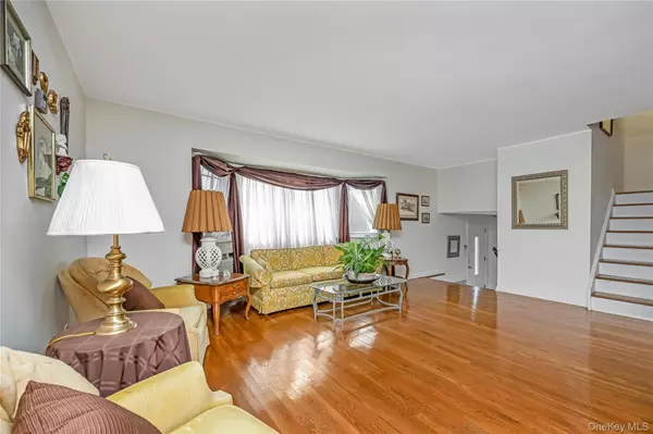 Massapequa, NY 11758,289 N Idaho AVE